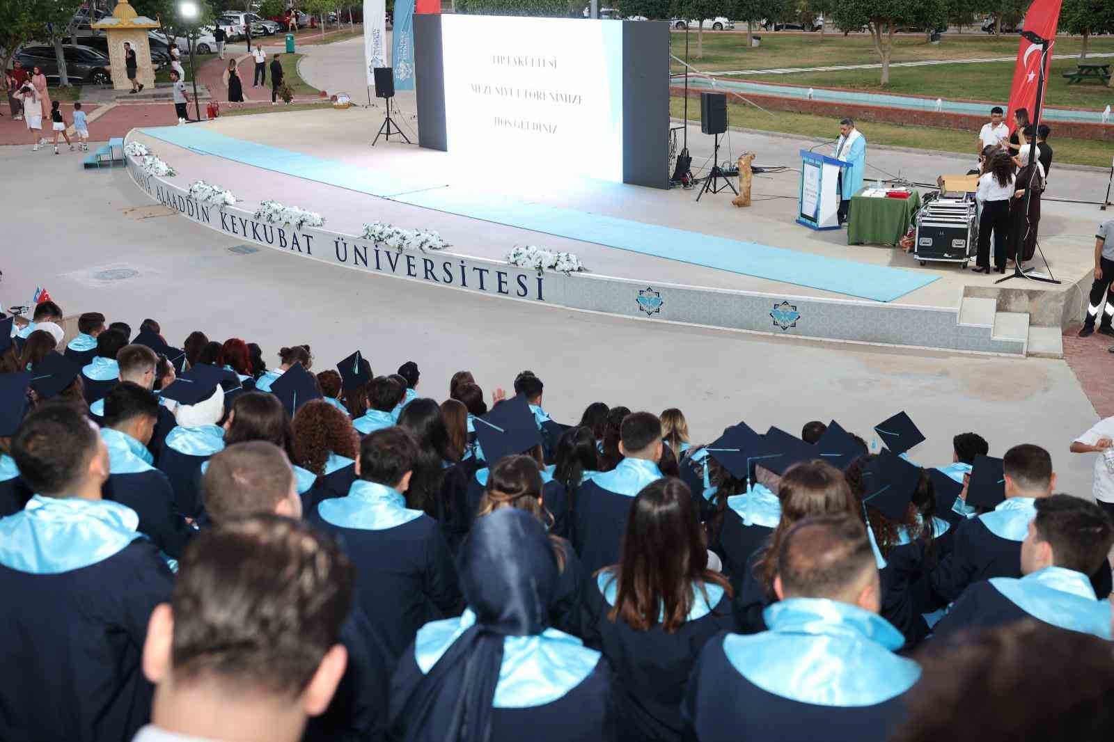 alku-tip-fakultesi-nde-90-genc-hekim-mezun-oldu