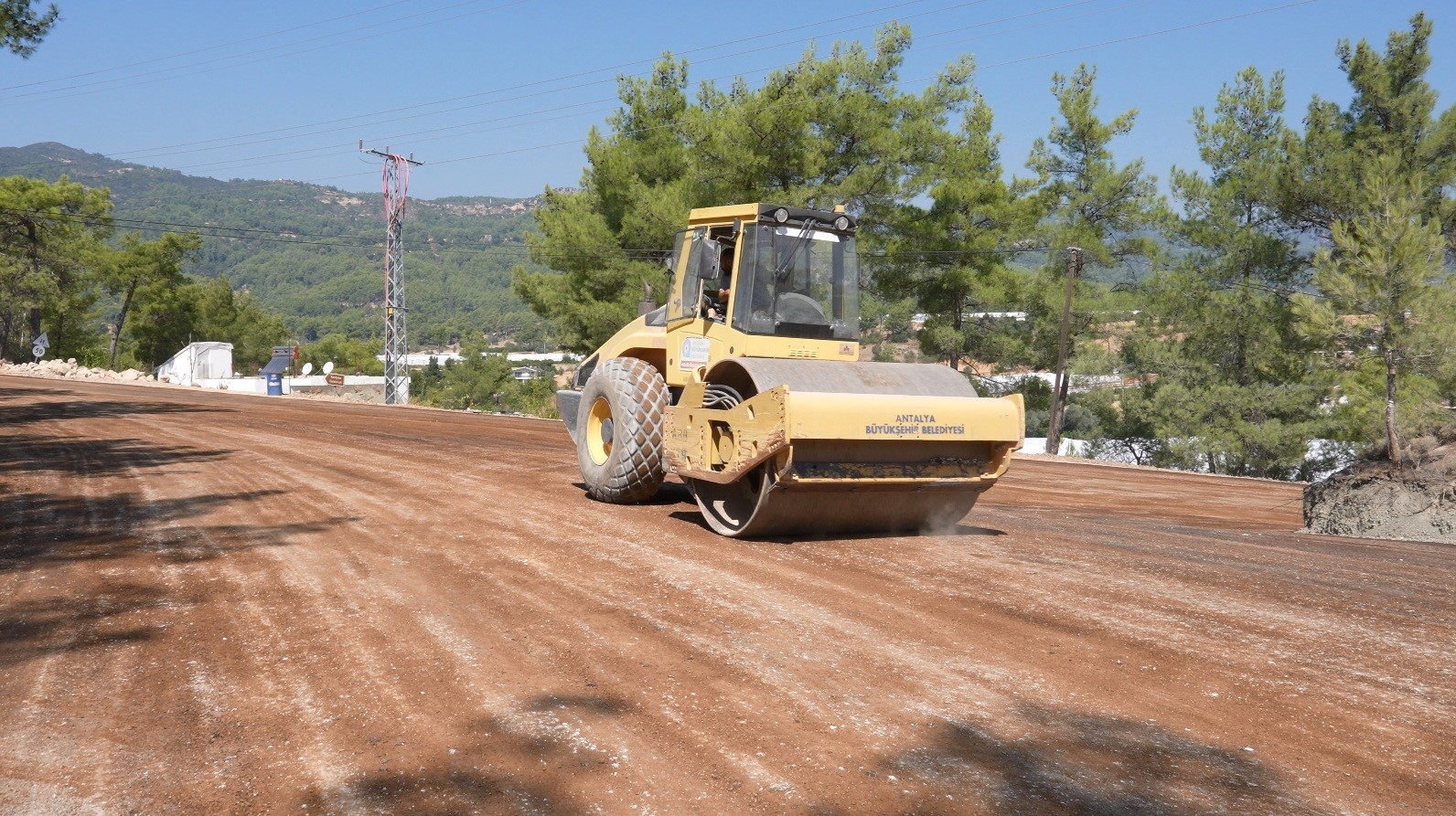 kas-in-uc-mahallesini-baglayan-16-kilometrelik-yol-asfaltlaniyor