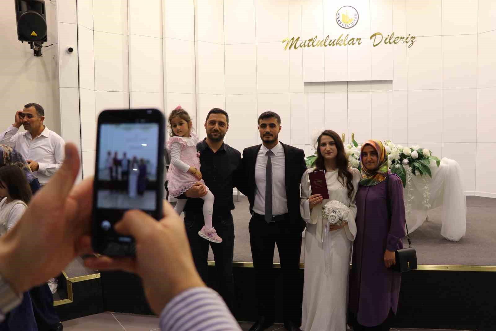 uzmani-acikladi-egitim-ve-kariyer-planlari-evlilik-yasini-artirdi-kredi-yasi-35-olabilir