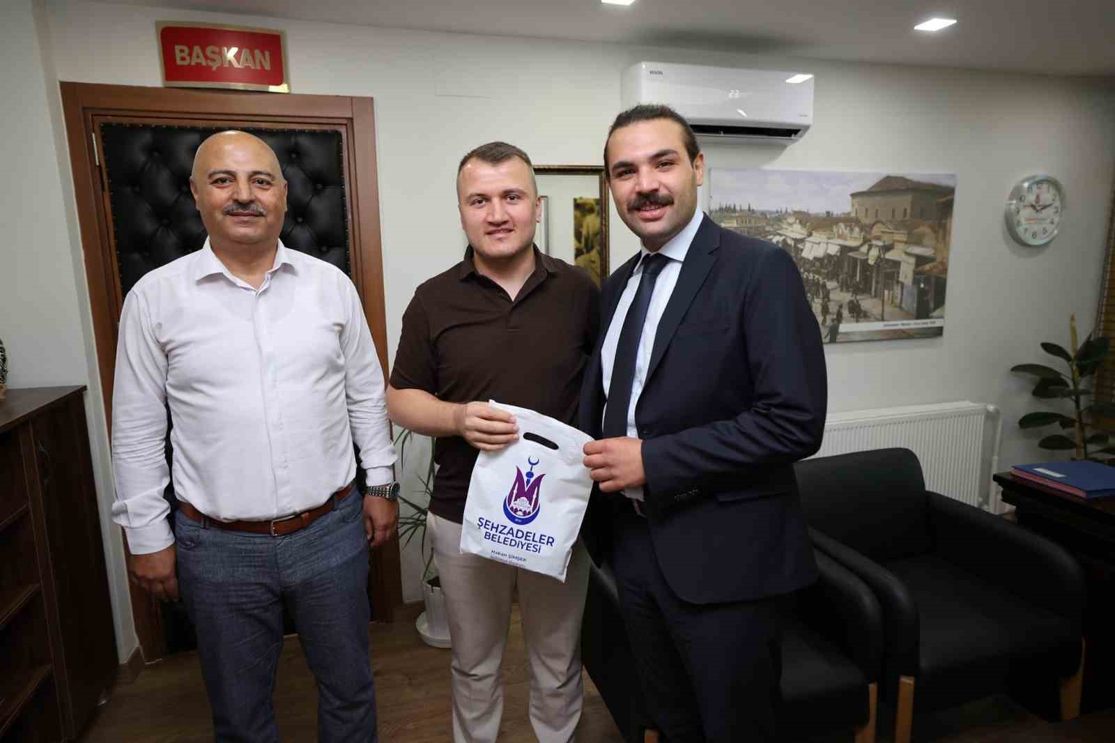 sehzadeler-belediyesi-nden-personele-babalar-gunu-jesti