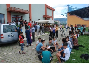 Spor Lisesi Sınavına Girenler Salonda Ter Dökerken Aileleri Dışarıda Dua Etti