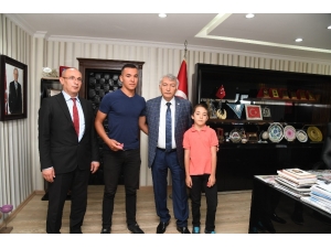 Başkan Günaydın, Başarılı Güreşçileri Altınla Ödüllendirdi