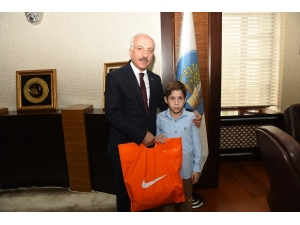 O Güreşçiyi Başkan Gül Teselli Etti