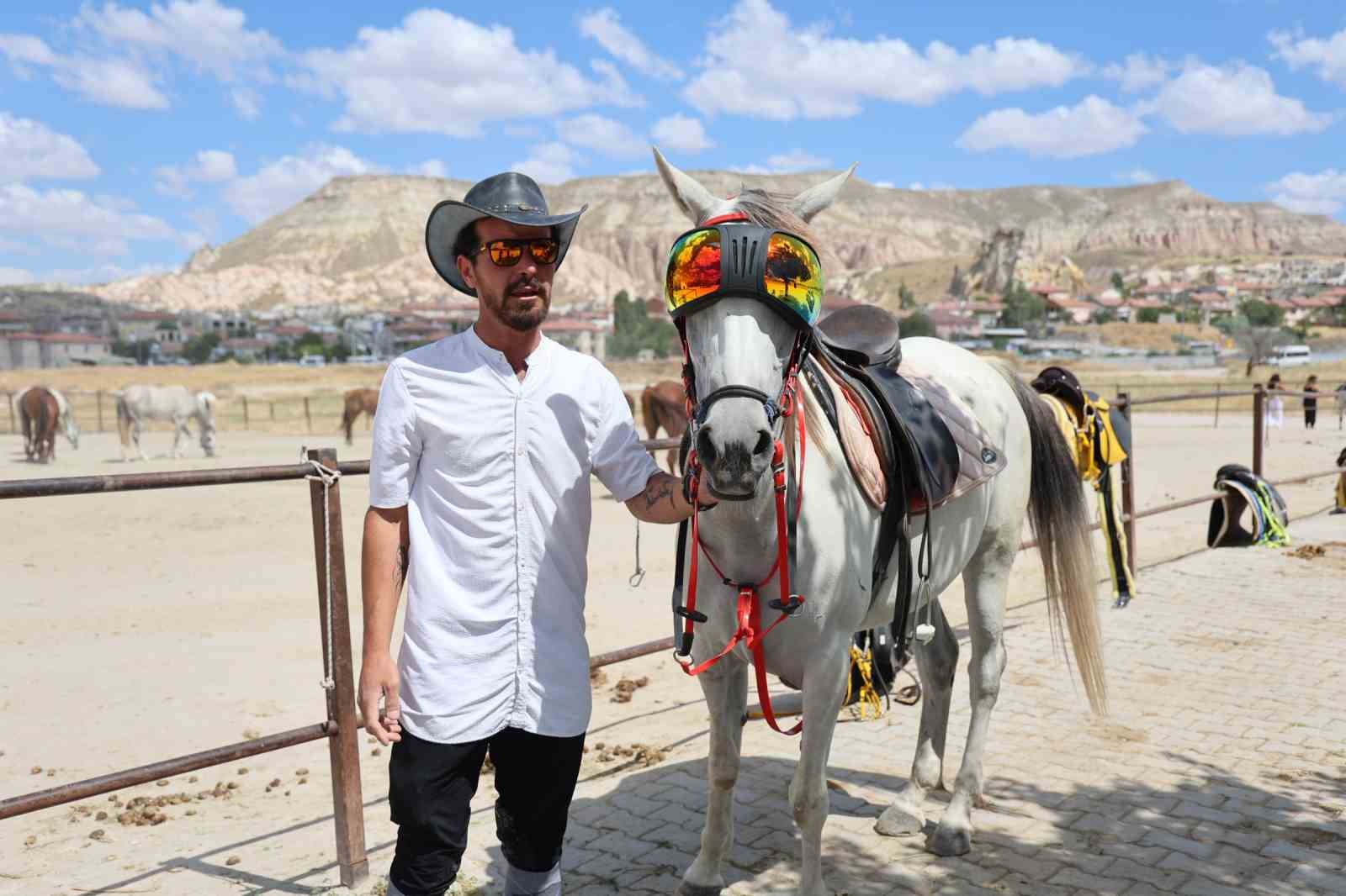 kapadokya-nin-guzel-atlar-diyari-nda-gunes-gozluklu-at-ilgi-odagi-oldu