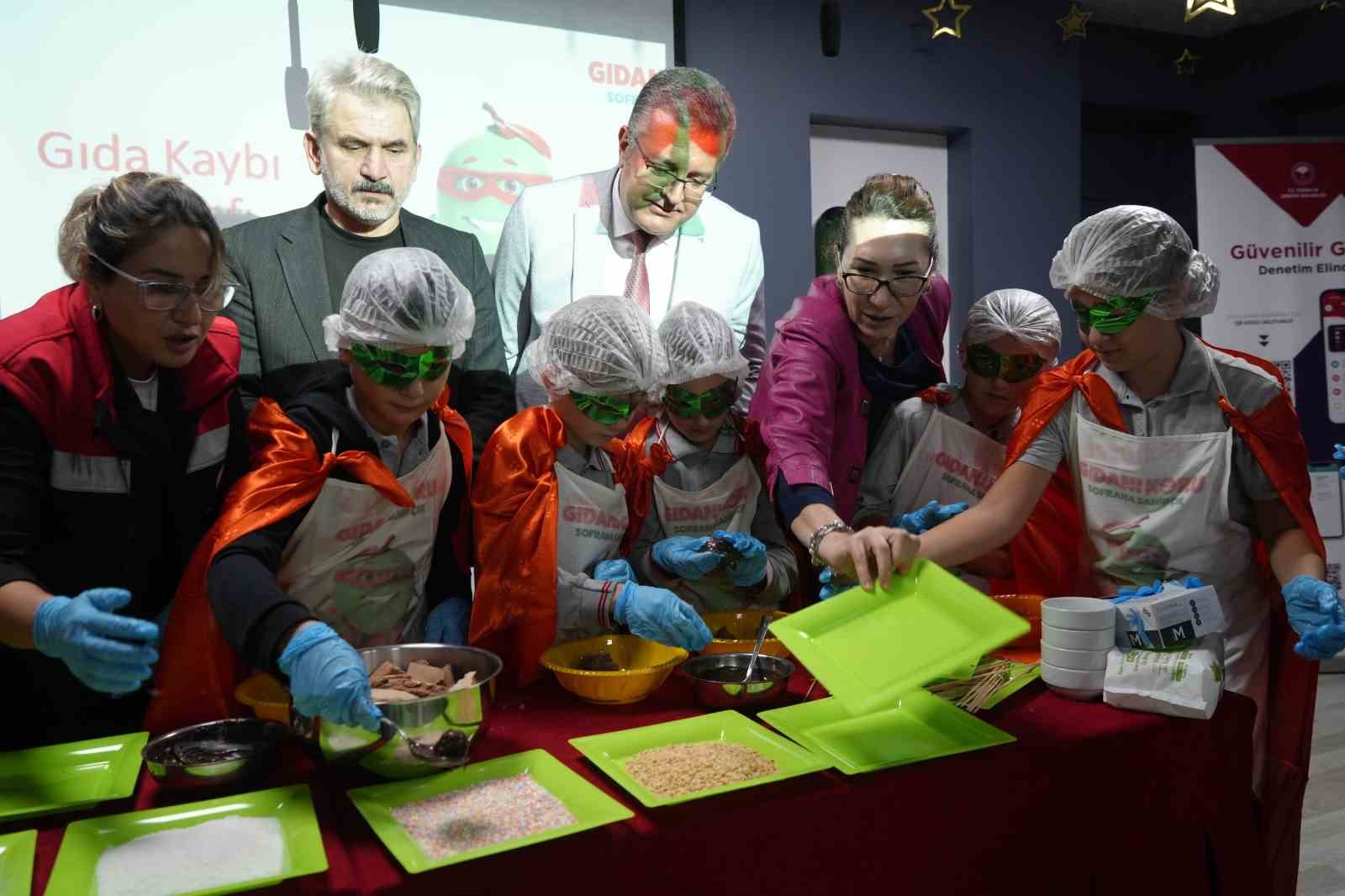 bayat-kekleri-cikolata-topuna-donusturerek-gida-israfina-dikkat-cektiler