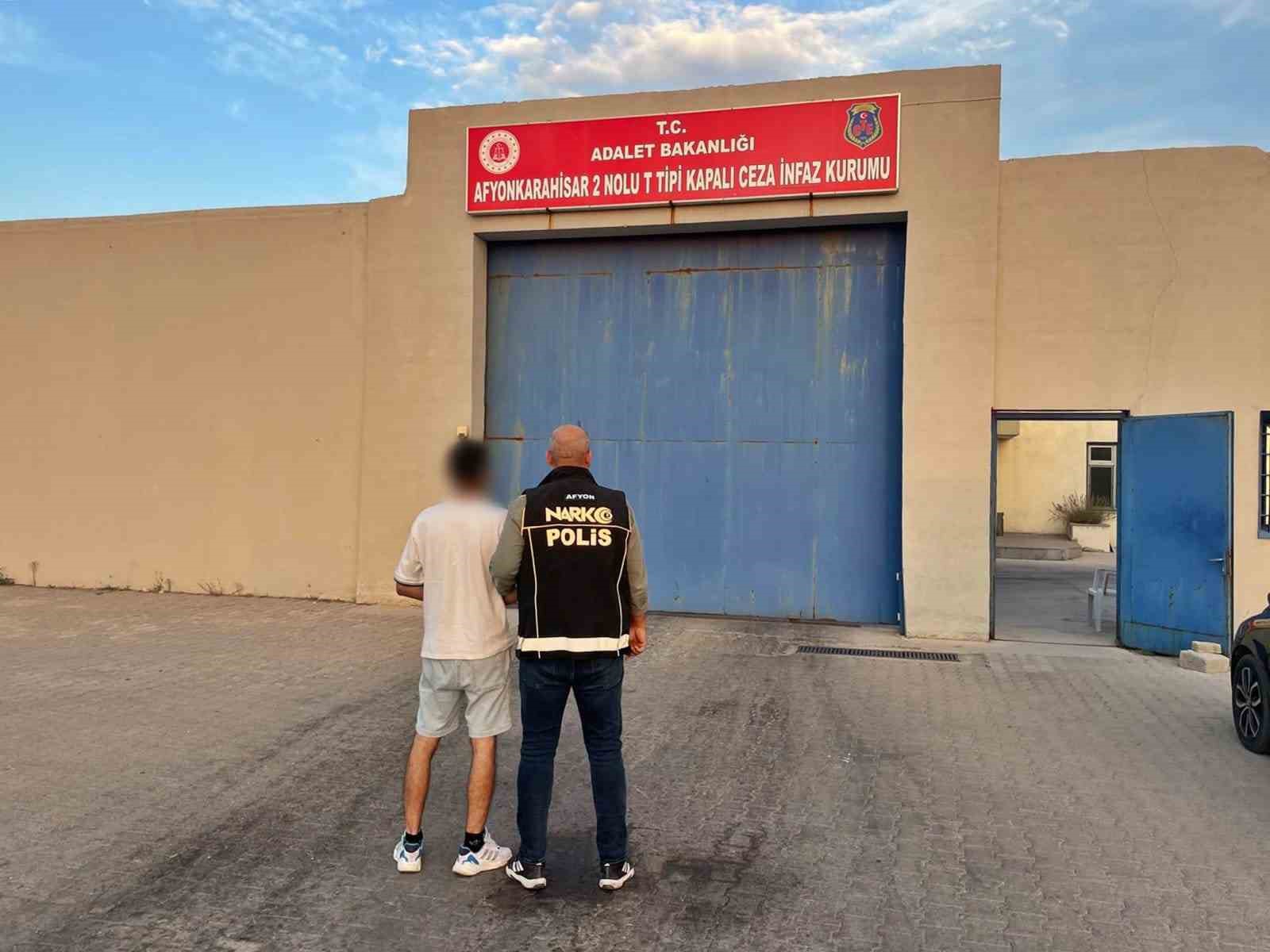 polis-14-yil-4-ay-hapis-cezasiyla-aranan-sahsi-yakaladi