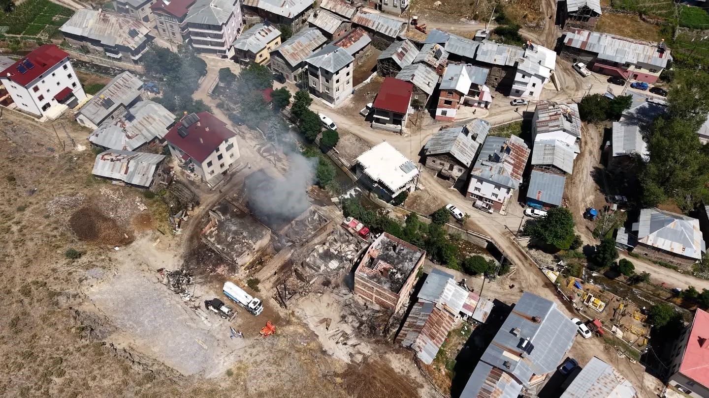 bayburt-ta-cikan-yanginda-hasar-goren-5-ev-ve-3-samanlik-havadan-goruntulendi