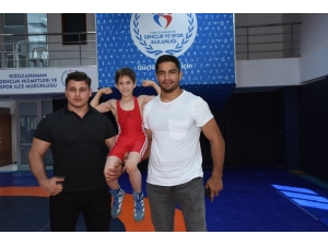 Şampiyon Güreşçiler Melih’le Buluştu