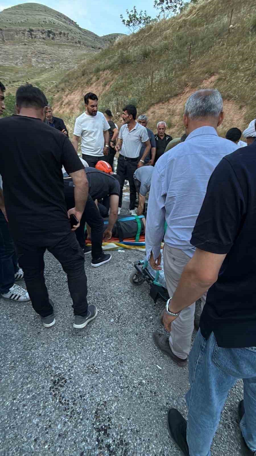 siirt-eruh-karayolunda-kontrolden-cikan-tir-devrildi-surucu-agir-yaralandi