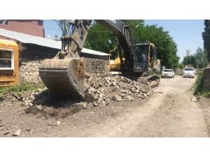 Kars Belediyesi Mahalle Yollarına Kilit Taşı Döşüyor