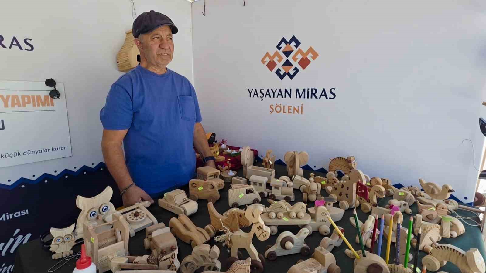 25-yillik-sanatini-cocuklar-icin-ahsap-oyuncaklara-donusturuyor