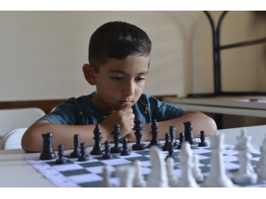 Çocuklar Fevzi Çakmak Belde Evi’nde Satranç Öğreniyor