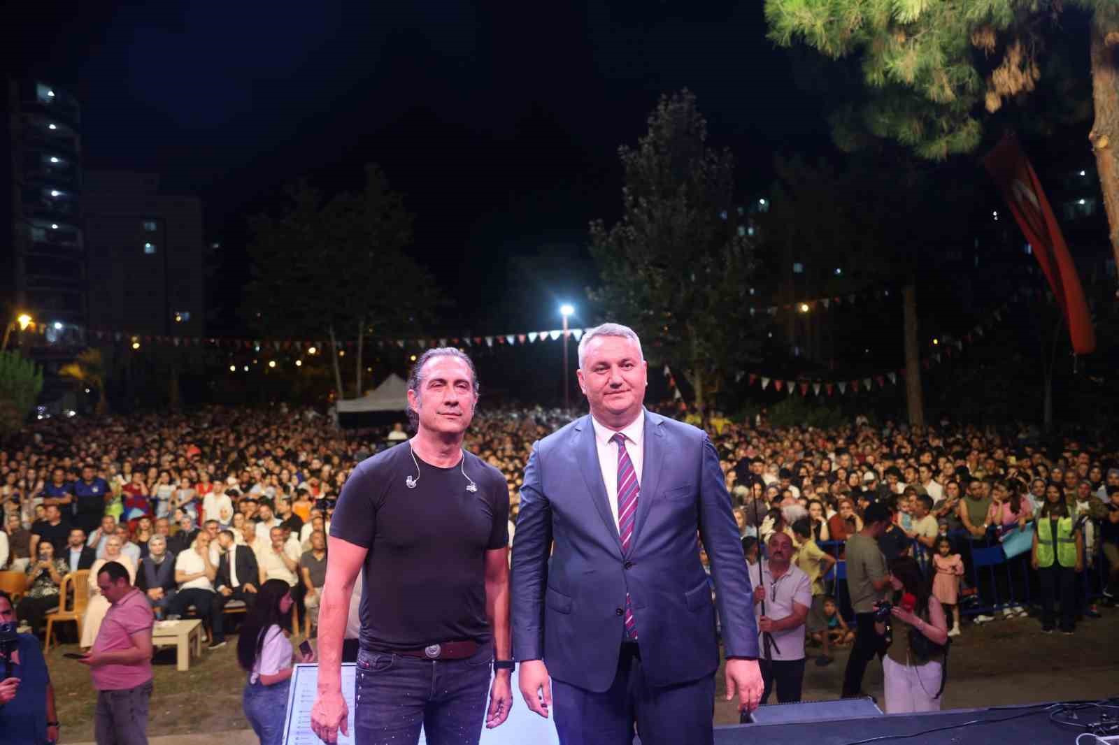osmaniye-de-kirac-konserine-binlerce-kisi-akin-etti