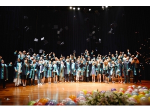 Sanat Tasarım Ve Mimarlık Fakültesinde Mezuniyet Sevinci