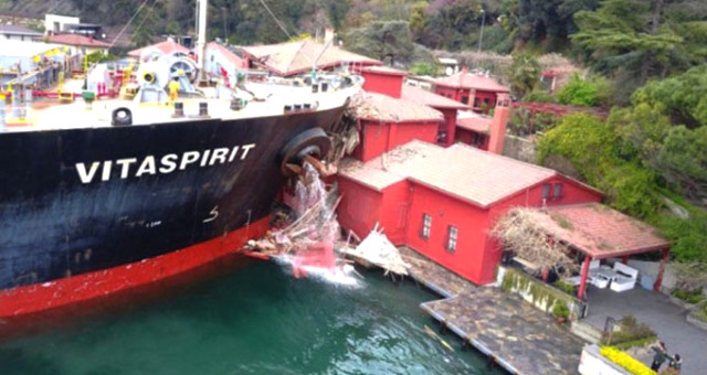 Boğazda Yalıya Çarpan Gemi Türkiye'den Ayrıldı