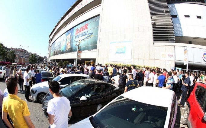 Fenerbahçeli Taraftarlardan Kombine Izdihamı!