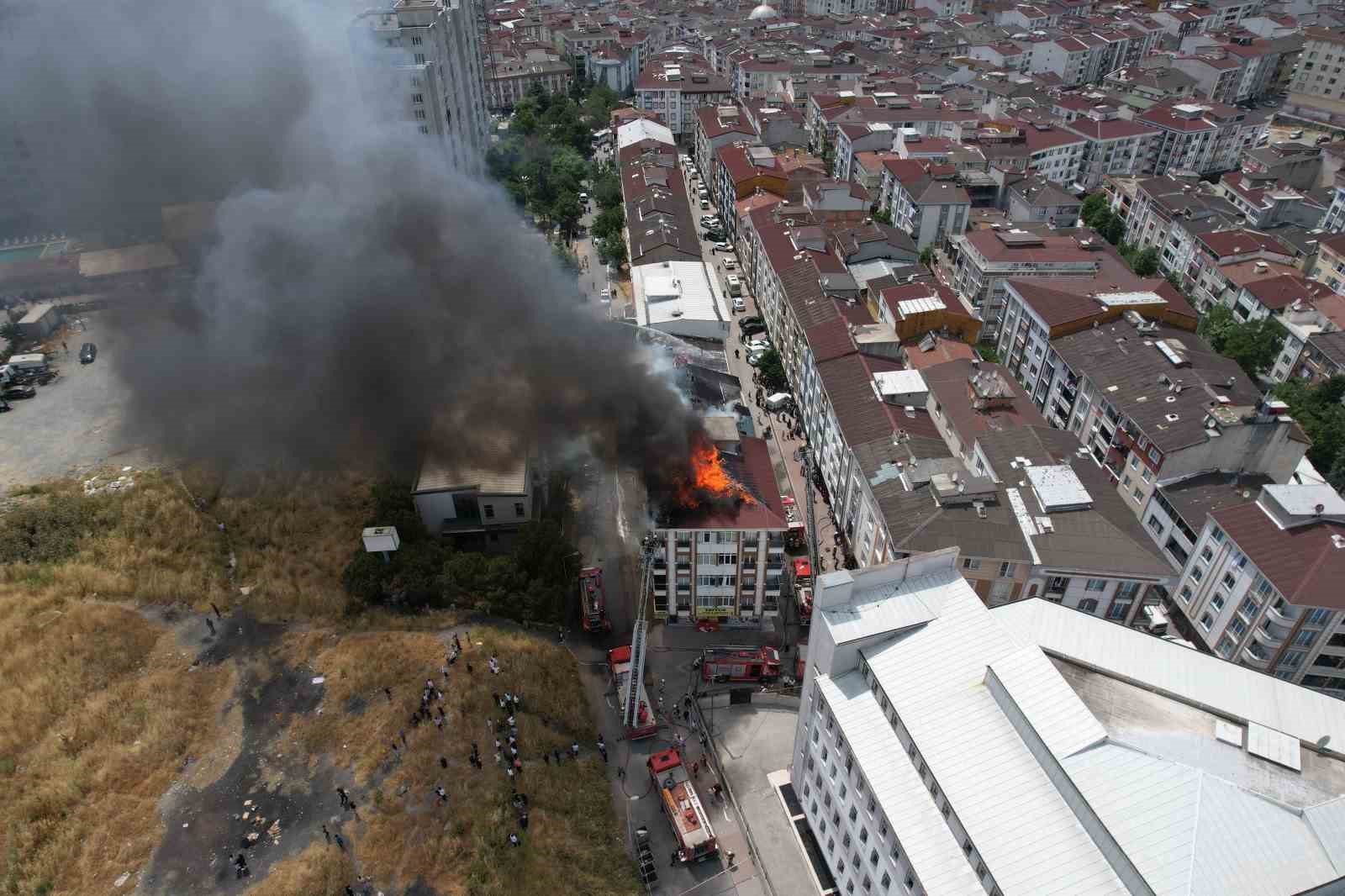 esenyurt-ta-korkutan-cati-yangini-4-binanin-catisina-sicradi