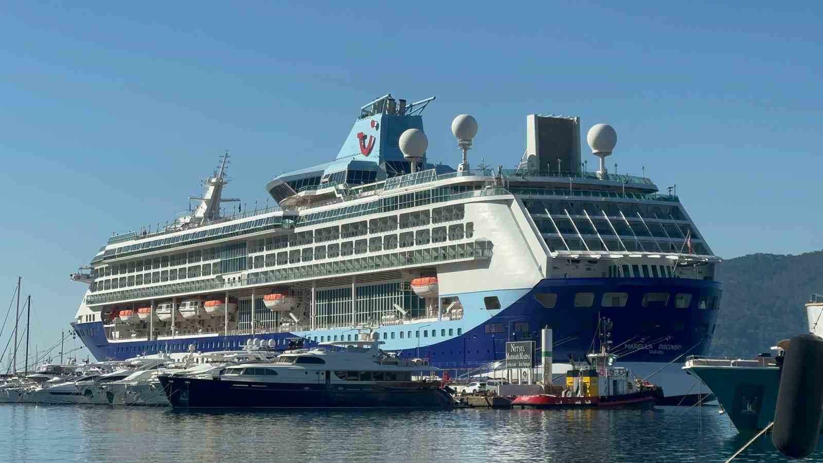 dev-gemi-2-bin500-yolcusu-ile-marmaris-limani-na-demirledi