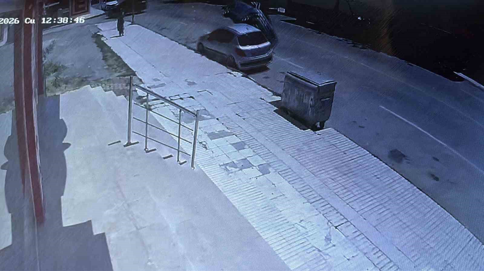 corum-da-park-halindeki-araca-carpan-otomobil-devrildi