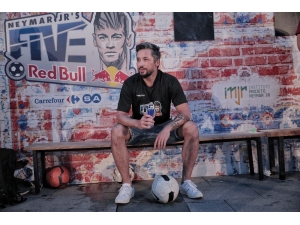 İlhan Mansız: "Sokakta Oynanan Futbolun Yeri Bambaşka"