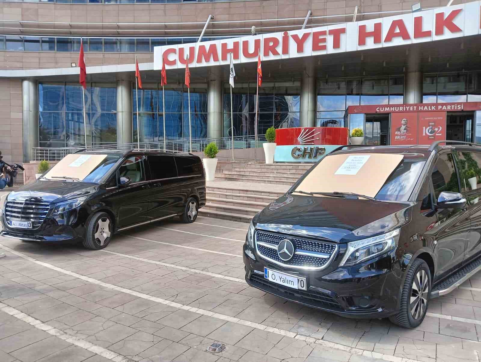 ozgur-ozel-doneminde-chp-ye-tahsis-edildigi-iddia-edilen-iki-arac-haram-parayla-alinmistir-yazisiyla-sergilendi