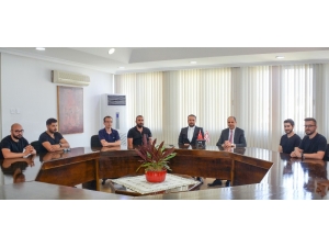 Bakan Kudret Özersay’dan Yakın Doğu Üniversitesi Robot Futbol Takımı’na Tebrik