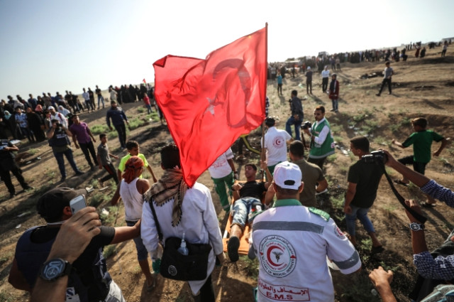 İsrailli Keskin Nişancı Türk Bayrağı Taşıyan Gazzeli Genci Bacağından Vurdu