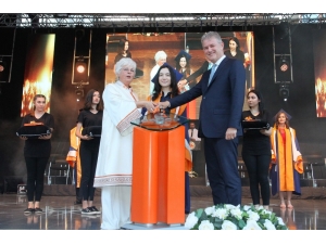 İzmir Ekonomili Mezunlar İş Dünyasına Adım Attı