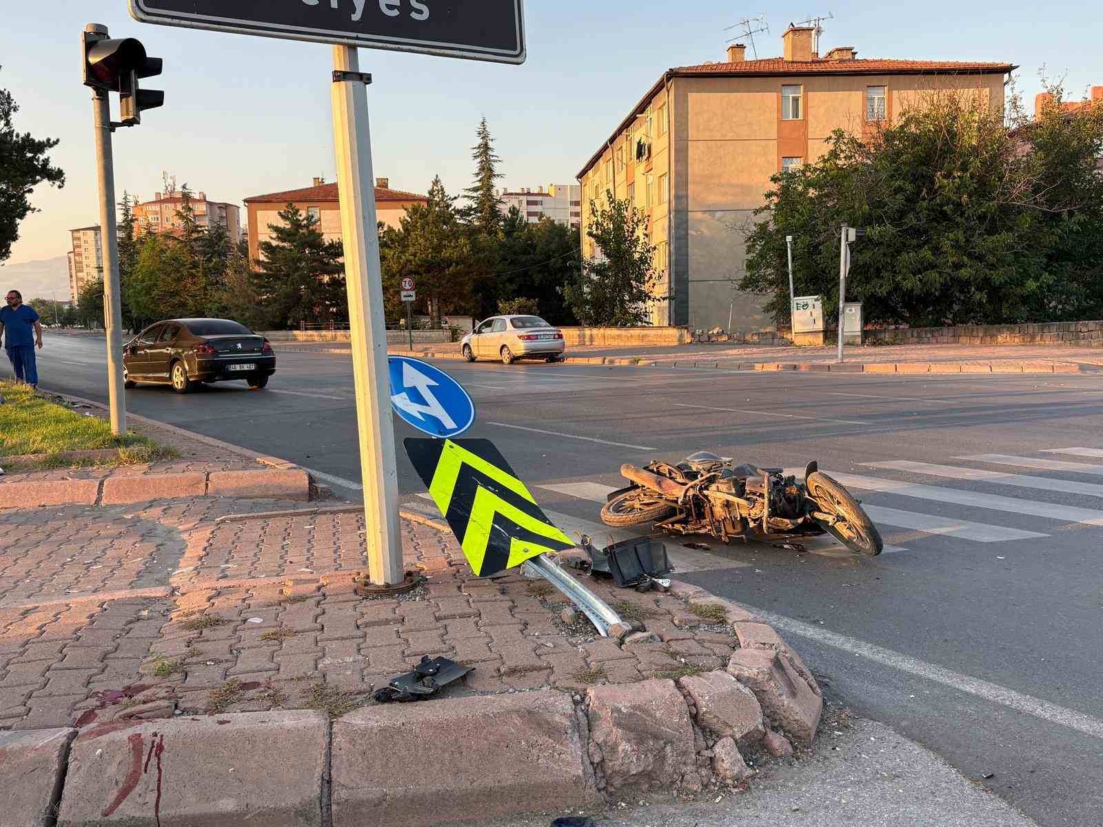 kayseri-de-otomobilin-carptigi-motosiklet-surucusu-agir-yaralandi