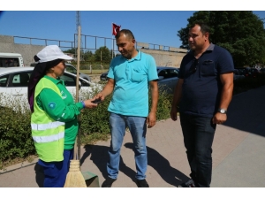 Temizlik Görevlisinden Örnek Davranış