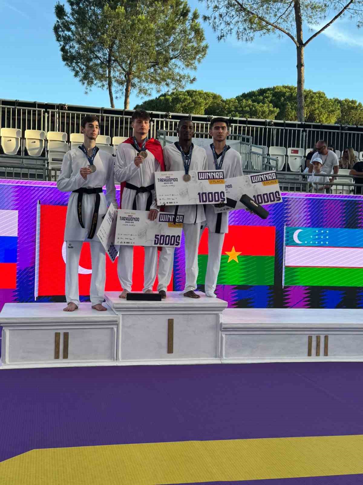 milli-taekwondoculardan-1-altin-bir-bronz