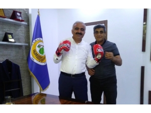 Adıyamanlı Sporcular Doğan’a Boks Eldiveni Hediye Etti