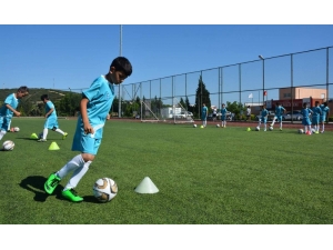 Aliağalı Çocuklar Spor Yaparak Eğleniyor