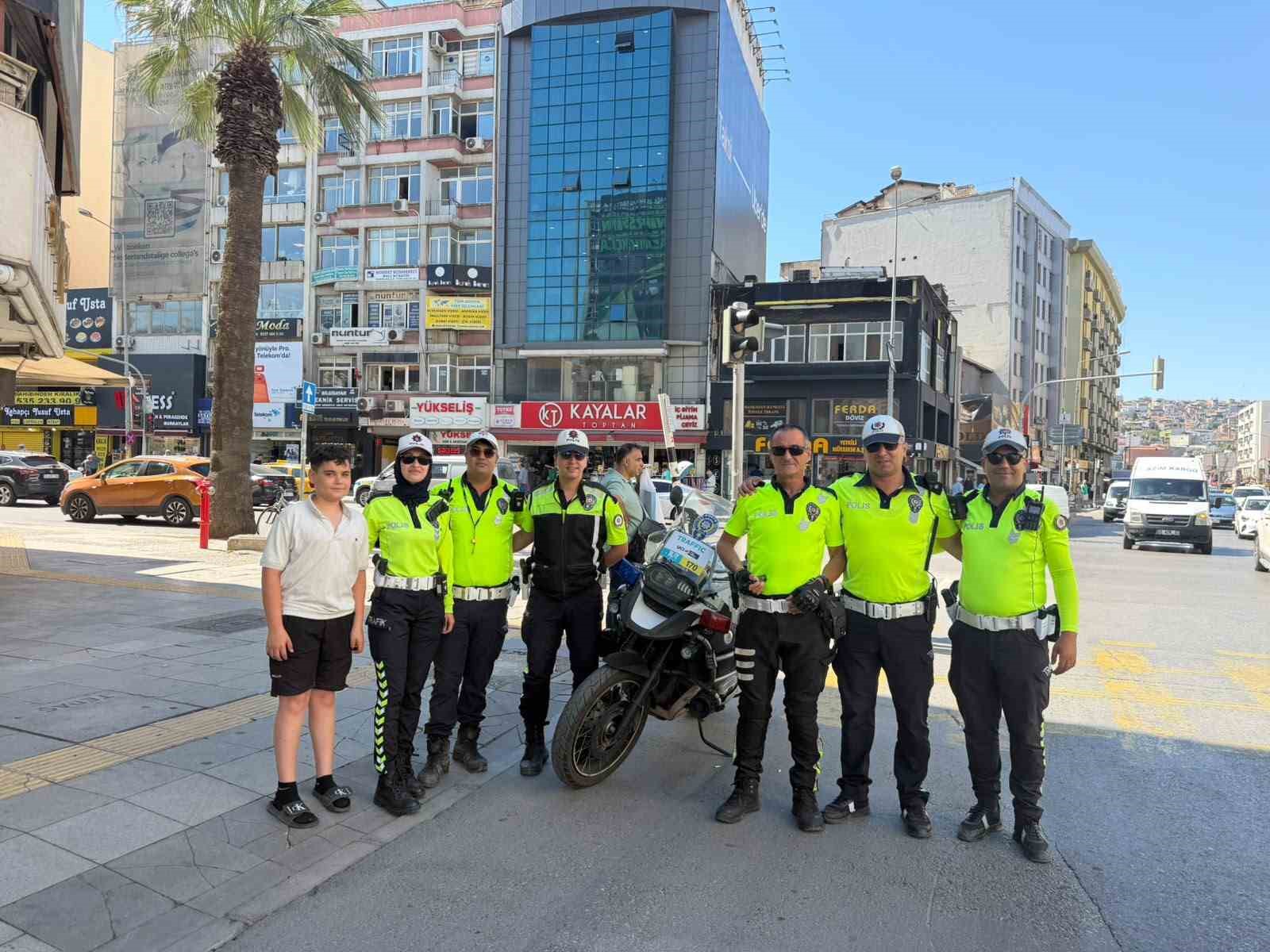 izmir-in-efsane-trafik-polisi-emekli-oldu-son-anonsunda-elleri-titredi