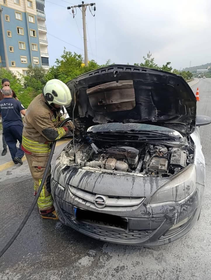 iskenderun-da-arac-yangini-panige-neden-oldu