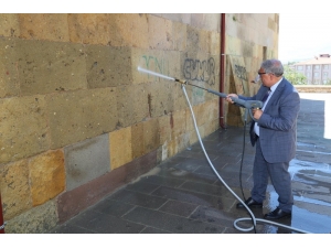 Tarihi Eserlerin Üzerindeki Yazılar Siliniyor