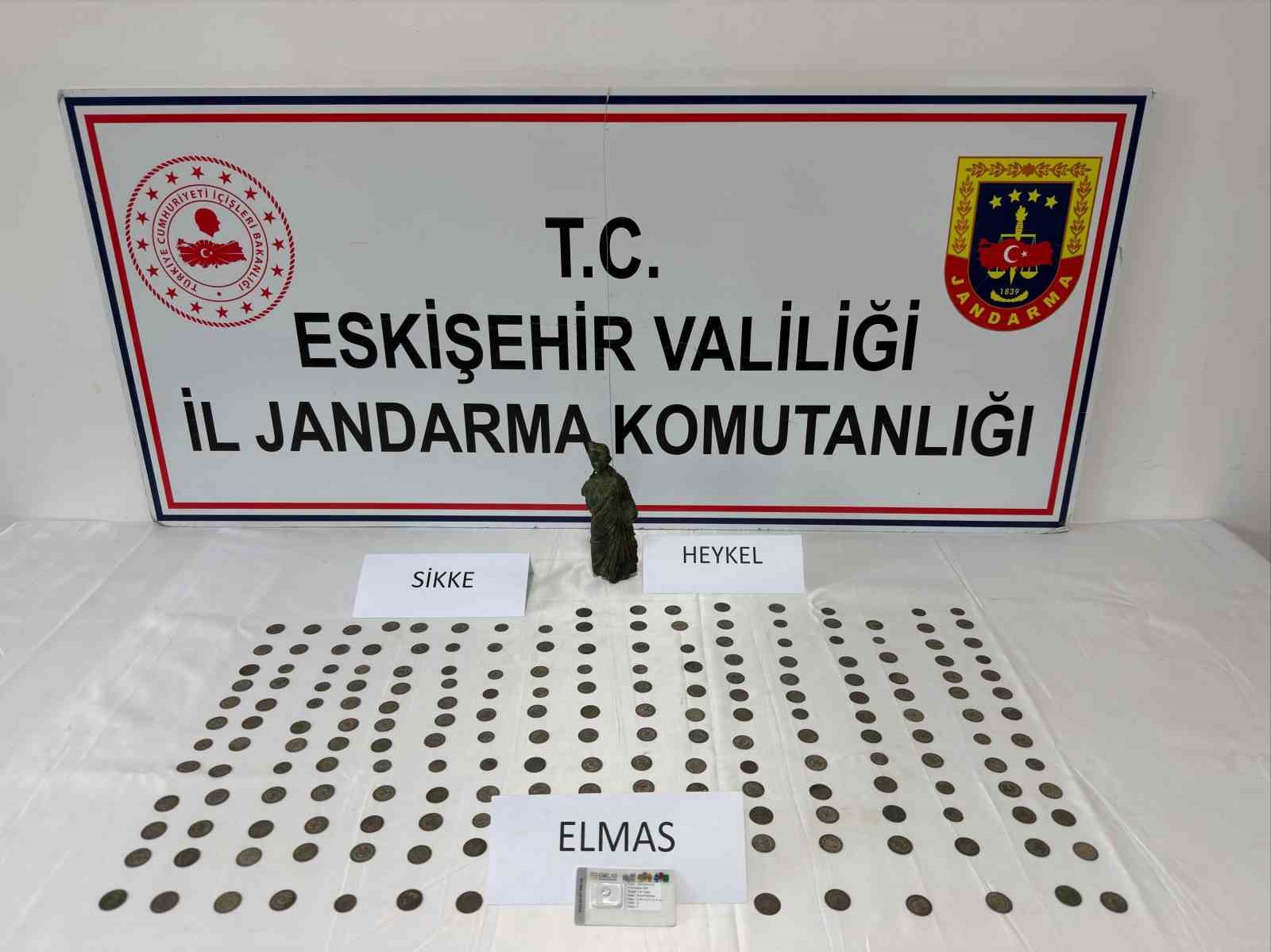 jandarma-tarihi-eser-degerinde-1-elmas-1-heykel-ve-194-bronz-sikke-ele-gecirdi-supheli-tutuklandi