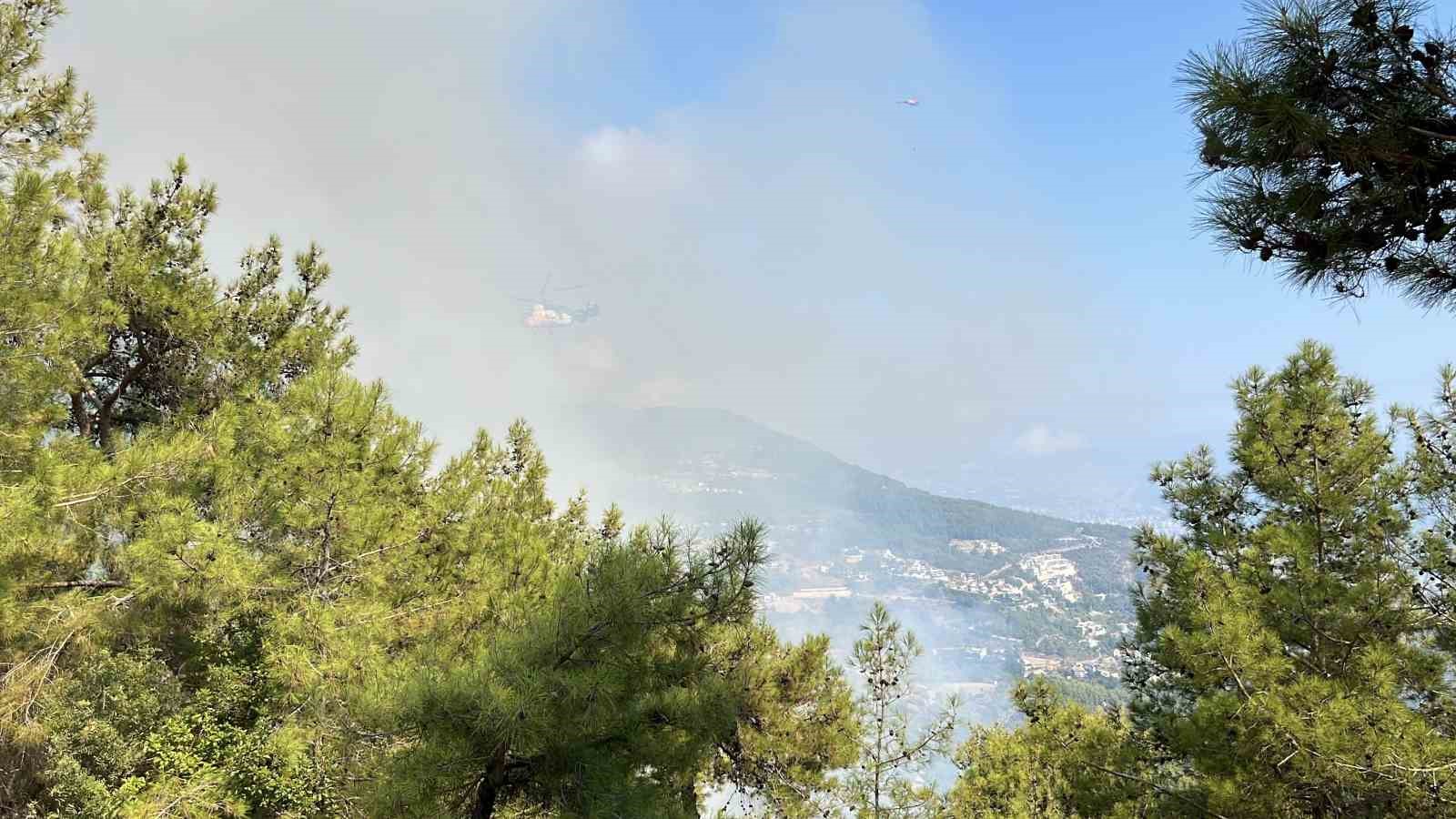 antalya-da-iki-ilcede-cikan-orman-yanginina-mudahale-ediliyor