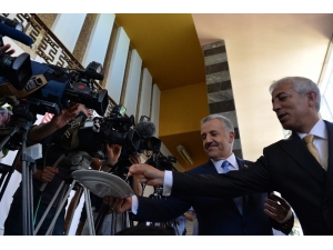 Bakan Kurtulmuş Ve Arslan, Gazetecilere Baklava Ve Kaşar Peyniri İkram Etti