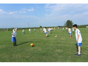 Serdivan Yaz Futbol Okulu Yeşil Sahalarda