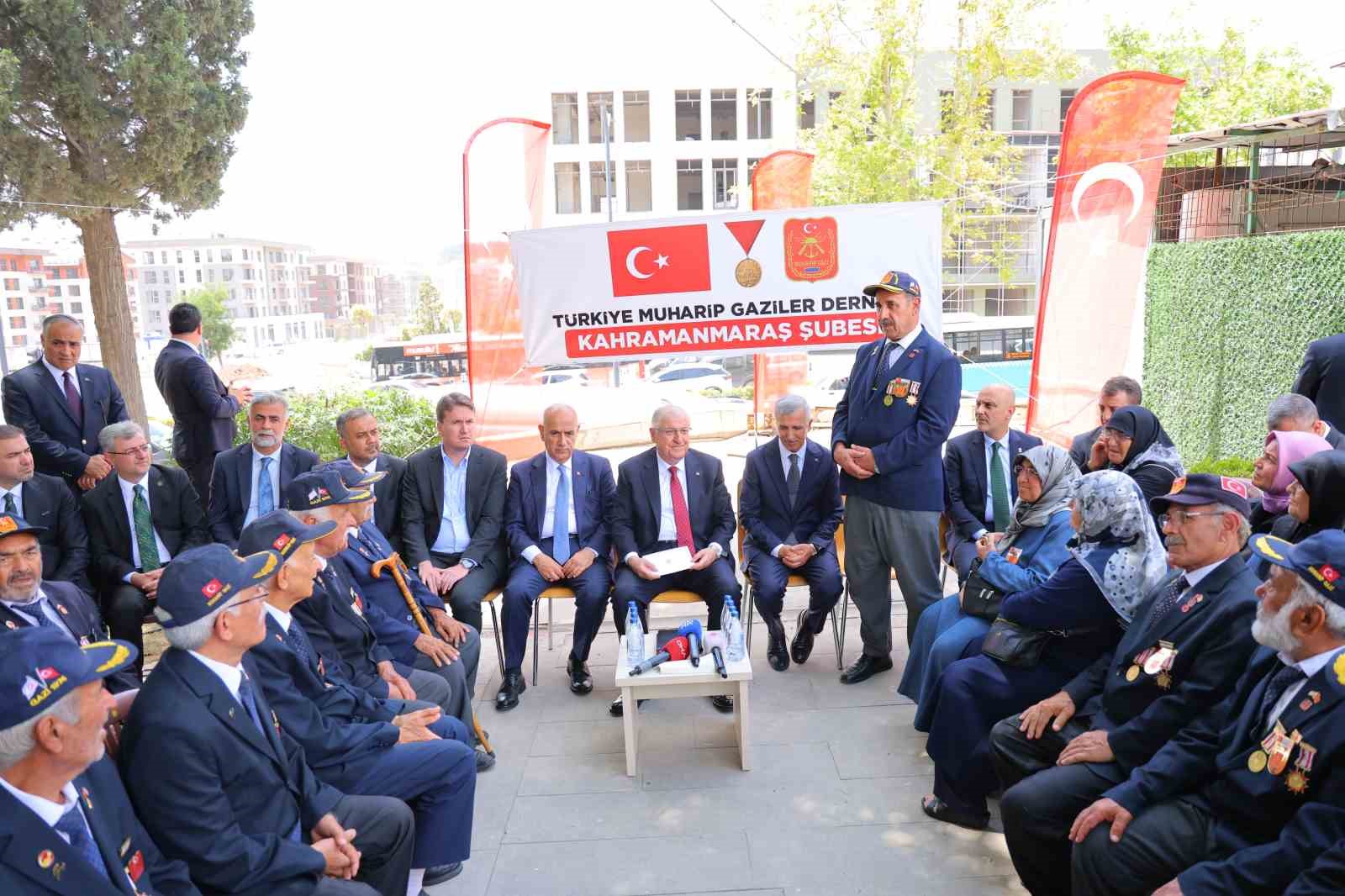 milli-savunma-bakani-guler-kahramanmaras-ta
