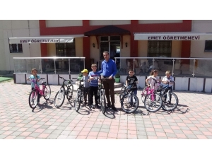 Kaymakam’dan 7 Öğrenciye Bisiklet
