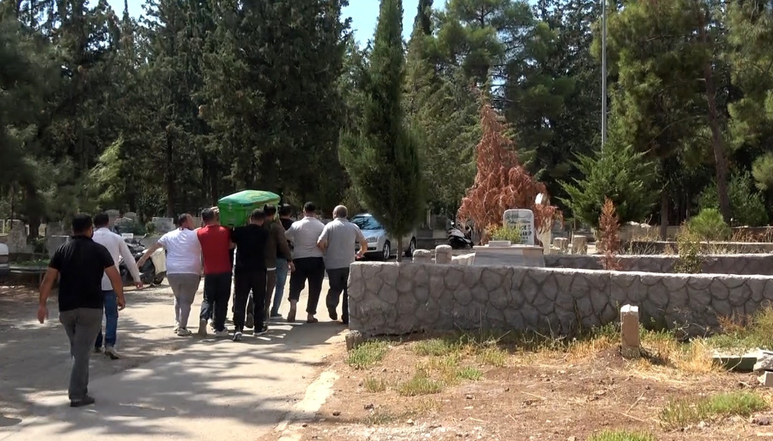 gaziantep-te-esi-tarafindan-oldurulen-kadin-kilis-te-defnedildi