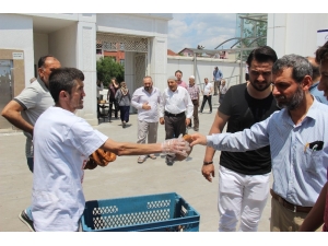 Erdoğan Hayranı Simitçi, Seçim Sonuçlarını 2 Bin 23 Simit Dağıtarak Kutladı