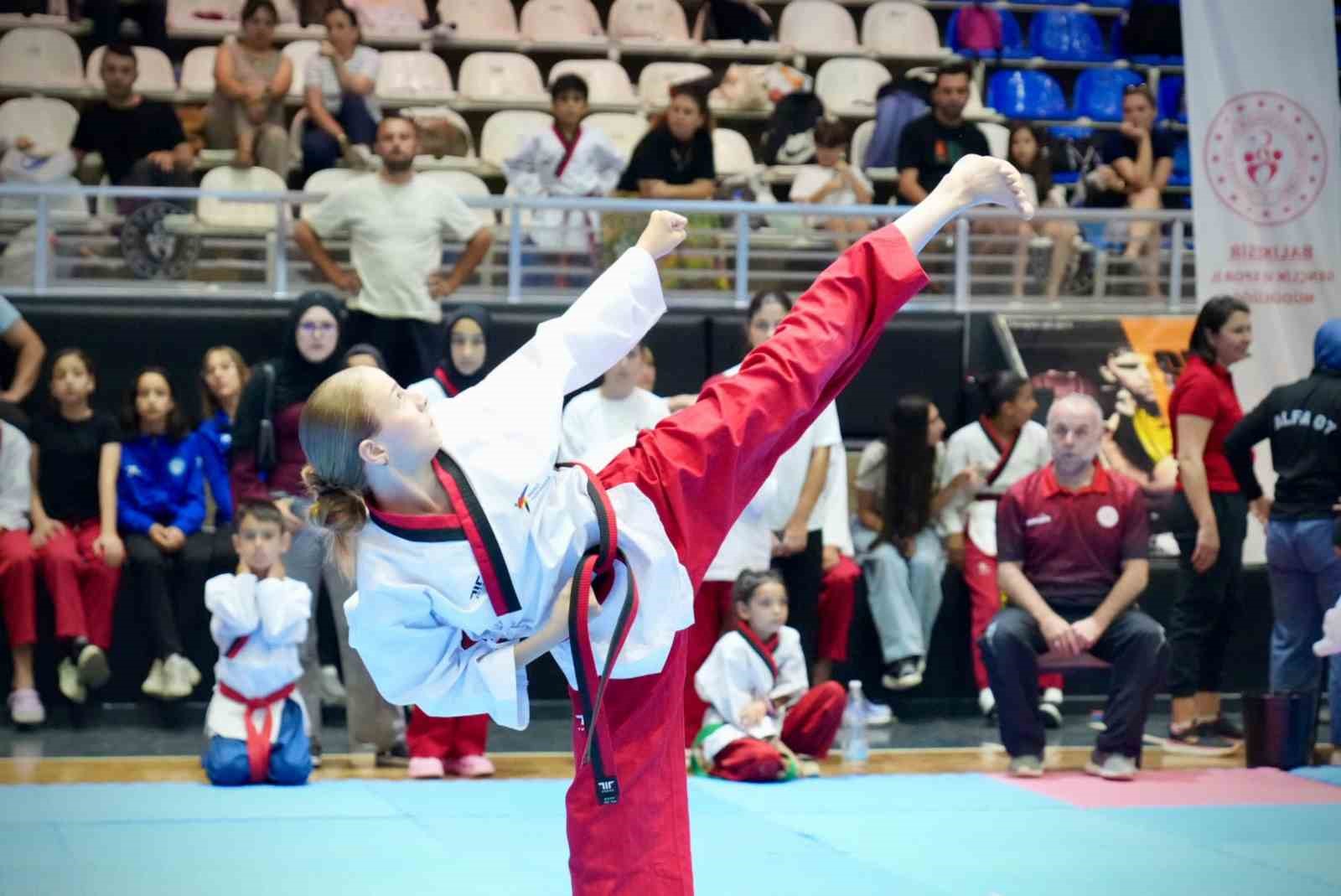 balikesir-de-15-temmuz-ruhu-ile-taekwondo-poomsae-heyecani-basladi