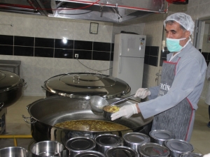 Yaşlı Ve Kimsesizlerin Sıcak Yemeği Kapılarına Gidiyor