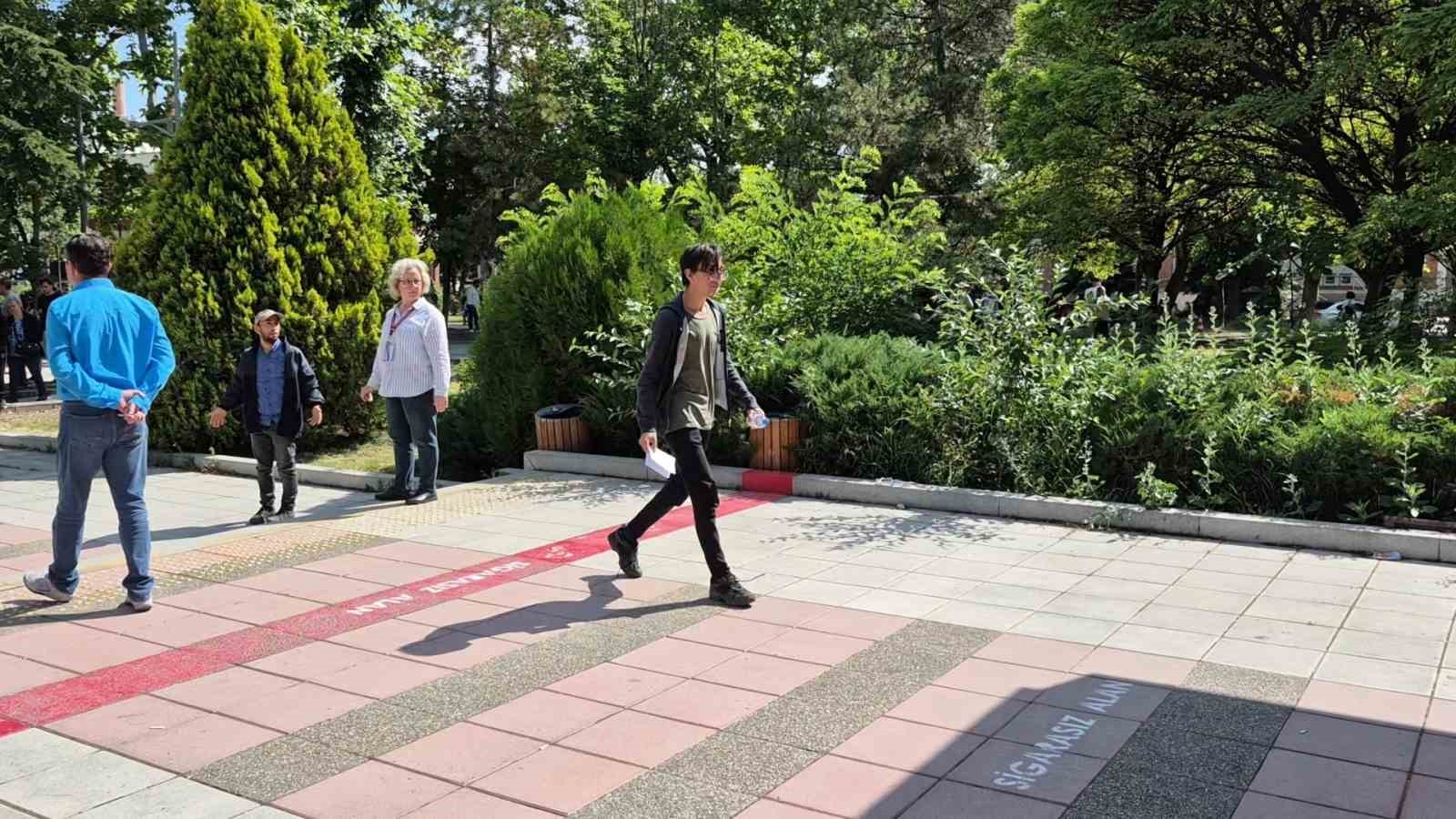 adayi-son-anda-sinava-yetistiren-yakini-kos-ben-mi-kosacagim-pesinden
