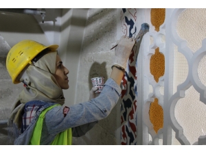 532 Yıllık Caminin Duvarlarını Kadın Nakkaşlar Renklendiriyor