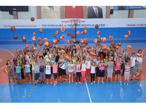 Basketbol Öğrenmek İsteyen Çocuklar Basketbol Kursuna Akın Etti