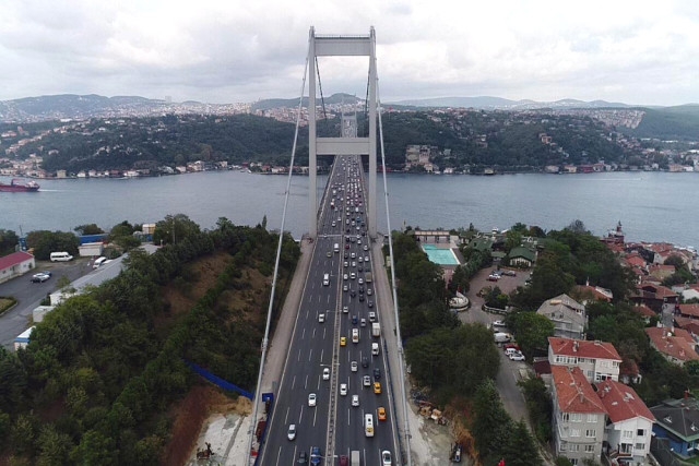 İstanbul'da Bir Kişi Fsm'den Boğaza Atladı, Trafik Kilitlendi